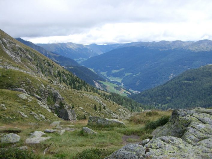 Blick ins Sarntal und auf die Sarntaler Alpen vom Wanderweg zum Kratzberger See