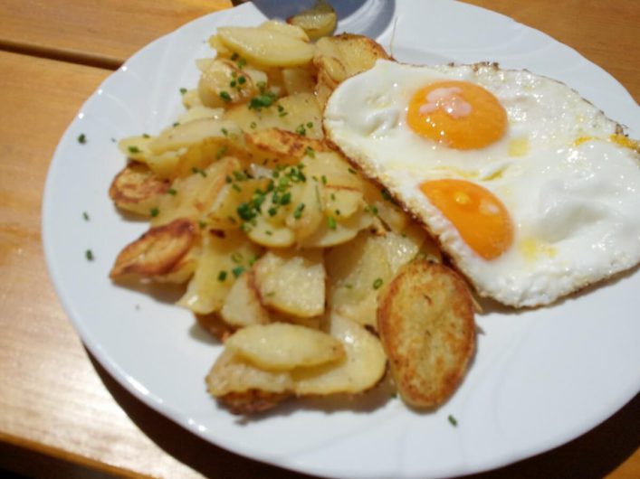 Spiegeleier mit Röstkartoffeln auf Öttenbacher Alm auf Meran 2000