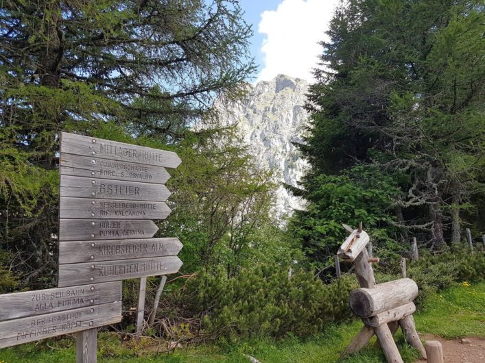 Wanderwegweiser auf Meran 2000 mit dem Ifinger im Hintergrund