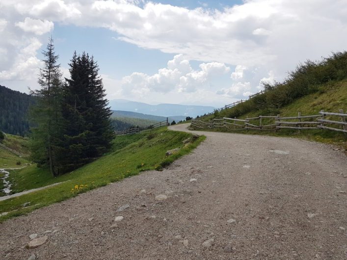 breiter Weg auf Meran 2000 Richtung Seilbahnen