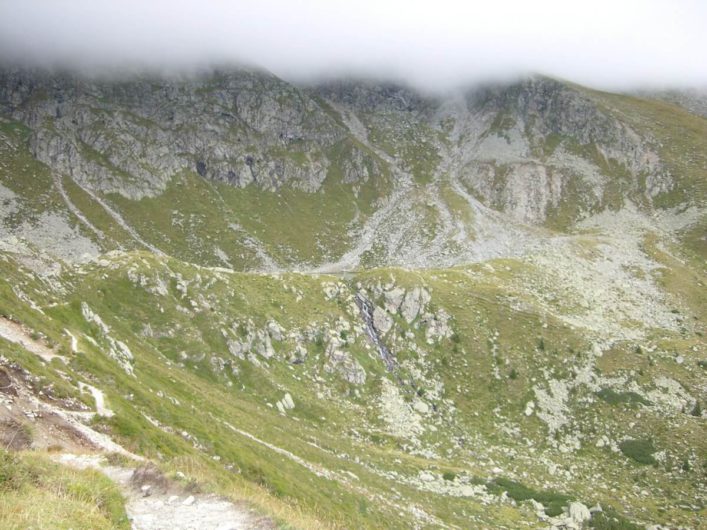 den Kratzbergersee unterhalb der Felsen erahnen