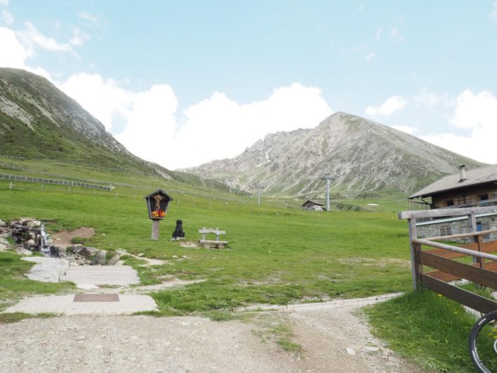 im Außenbereich der Waidmannalm mit Blick auf Gipfel im Hintergrund