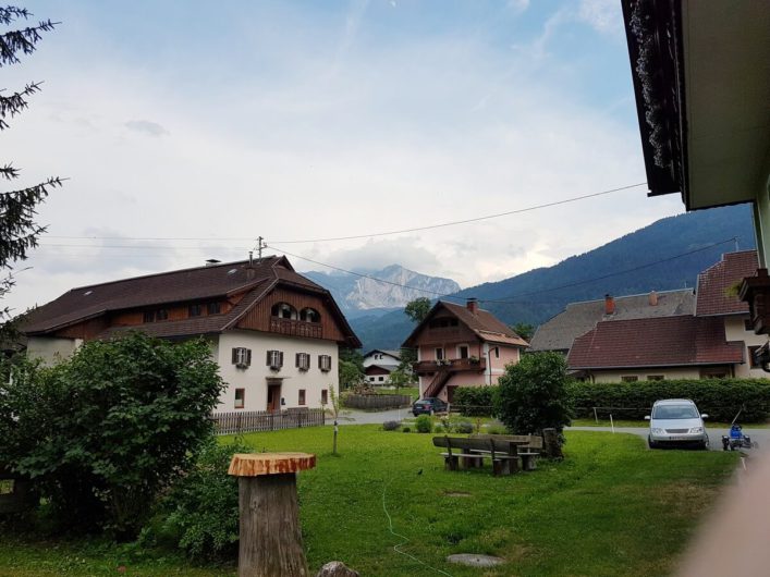 Blick auf den Hansbauerhof in Jenig und die umliegende Bergwelt