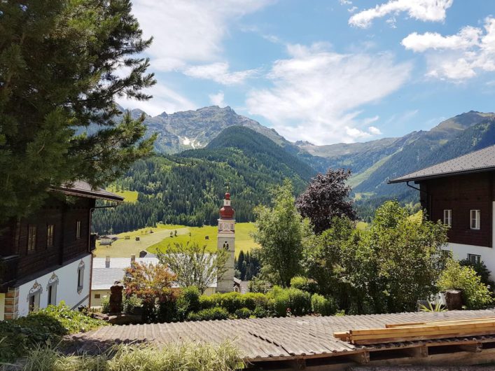 Klosterkirche und karnische Alpen in Maria Luggau