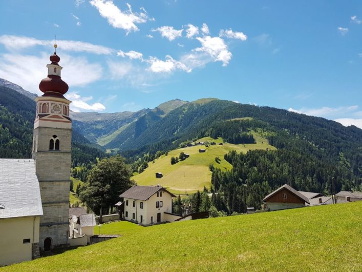 Blick auf die Klosterkirche und über Maria Luggau im Lesachtal