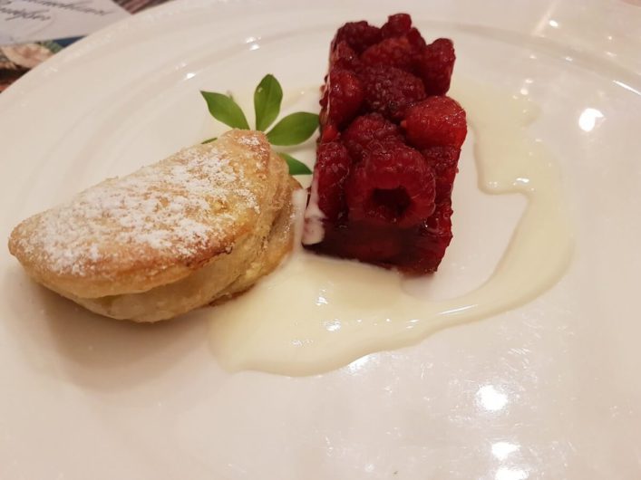 Holünderblütensulz mit Himbeeren und Mandelplätzchen in der Genusswerkstatt von Sissy Sonnleitner in Mauthen