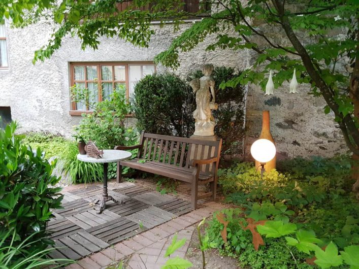 gemütliche Ecke im Garten des Landhauses Sonnleitner in Mauthen im Gailtal