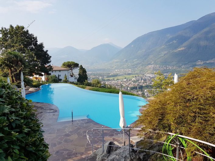 Außenpool im Wellnesshotel Sonnbichl in Dorf Tirol