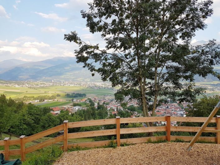 Blick vom Romediwirt in Thaur auf das Dorf und Richtung Hall in Tirol