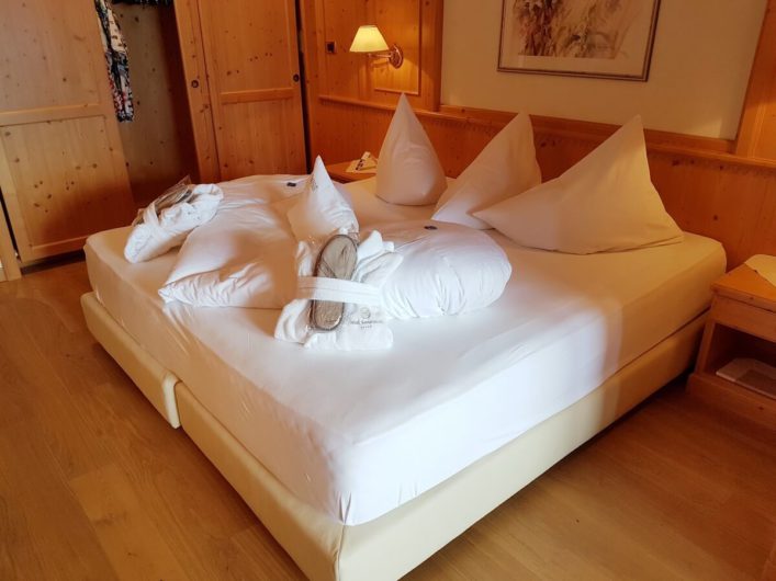 Schlafbereich der Juniorsuite im Wellnesshotel Sonnbichl in Dorf Tirol