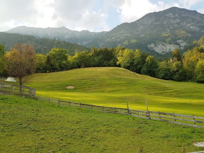 Blick auf das Karwendel beim Spaziergang zum Romediwirt in Thaur