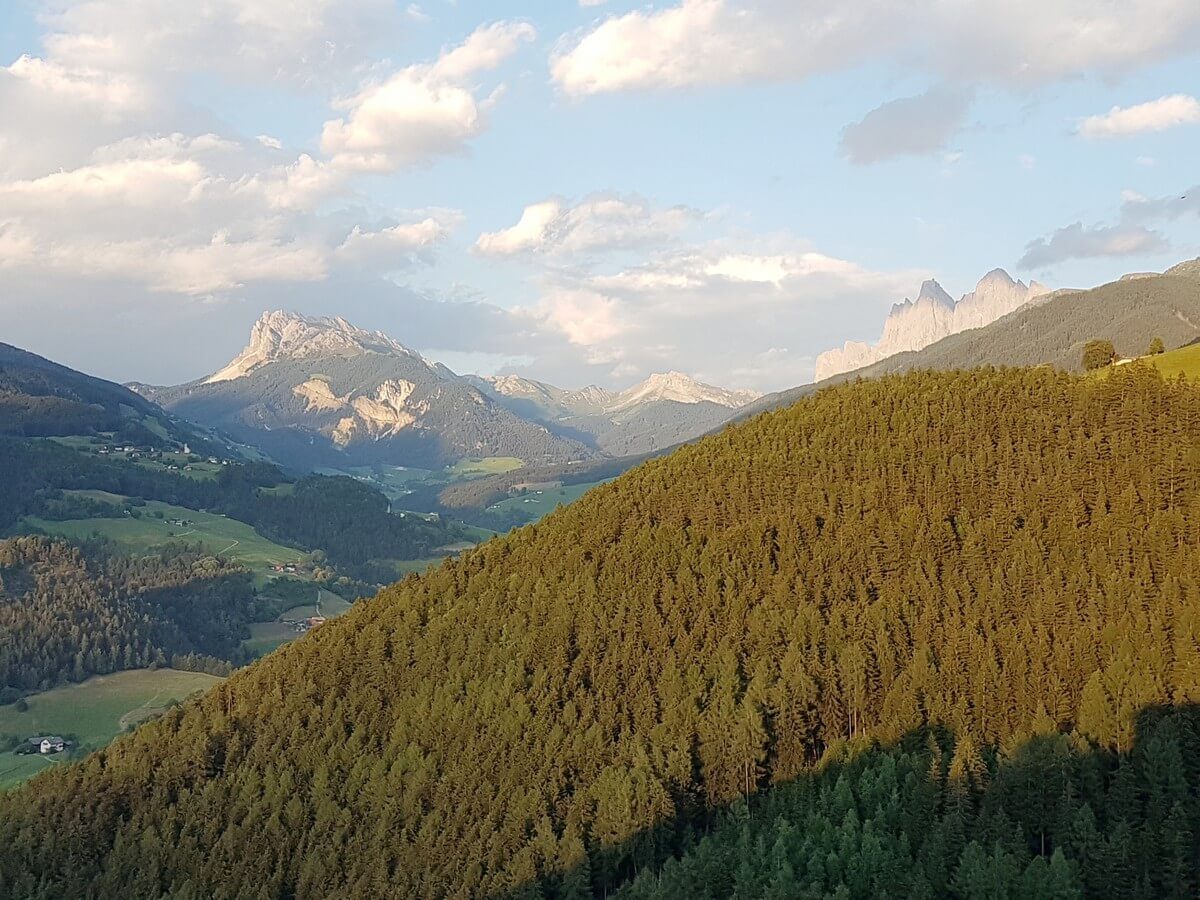 Blick vom Balkon des Gnollhofs Richtung ins Villnößtal und auf die Geislerspitzen