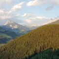 Blick vom Balkon des Gnollhofs Richtung ins Villnößtal und auf die Geislerspitzen