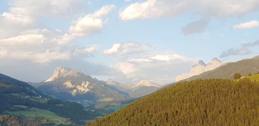 Blick vom Balkon des Gnollhofs Richtung ins Villnößtal und auf die Geislerspitzen