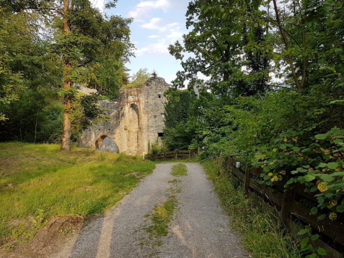 Spaziergang vorbei an der Burgruine Thaur