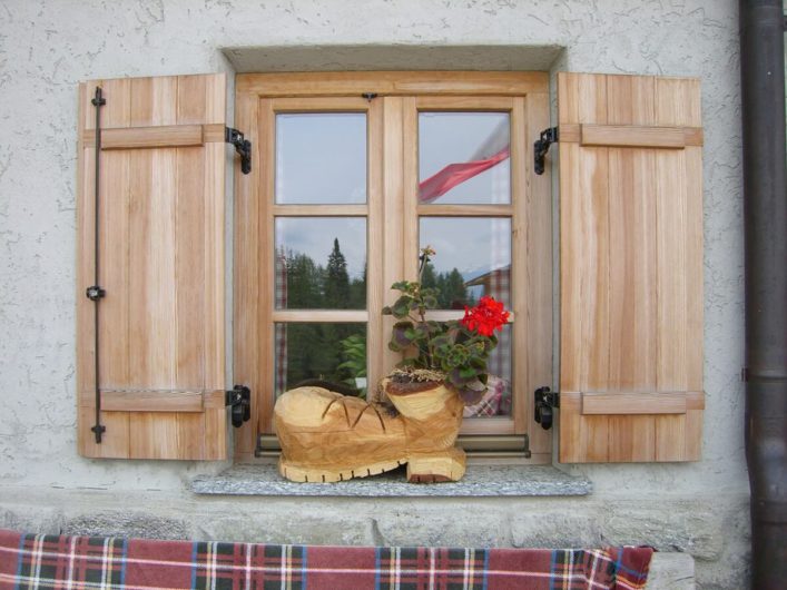 Fenster der Hintereggalm mit geschnitztem Schuh aus Holz als Verzierung