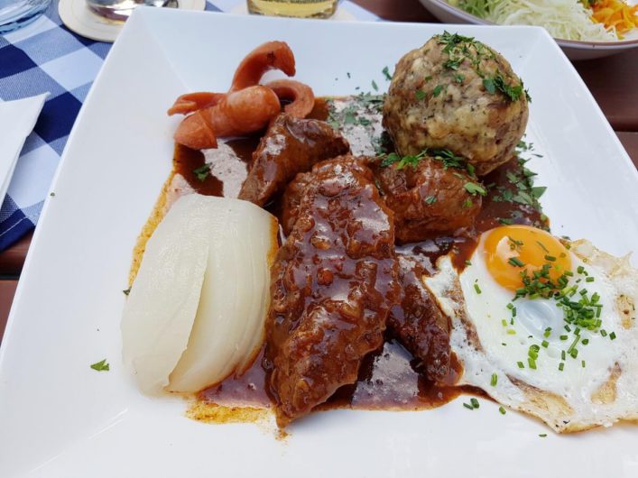 Fiaker-Gulasch im Augustiner Bräu Keller in Hall in Tirol