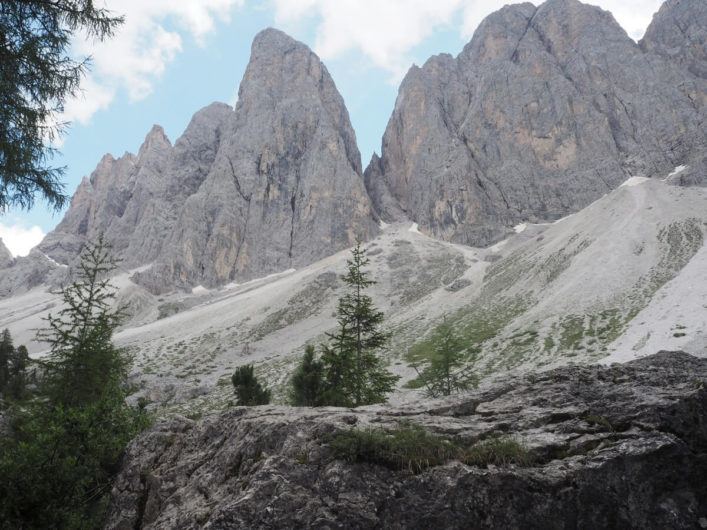 auf einer Wanderung durch den Naturpark Puez-Geisler direkt vor den Geislerspitzen