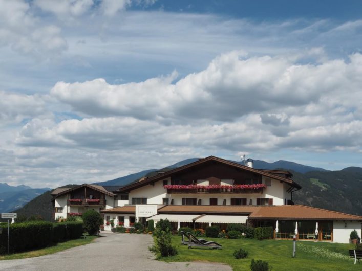 Hotel Gnollhof oberhalb von Gufidaun im Eisacktal