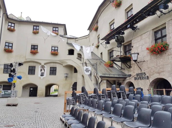 Innenhof der Burg Hasegg in Hall in Tirol mit Bestuhlung für die Gassenspiele