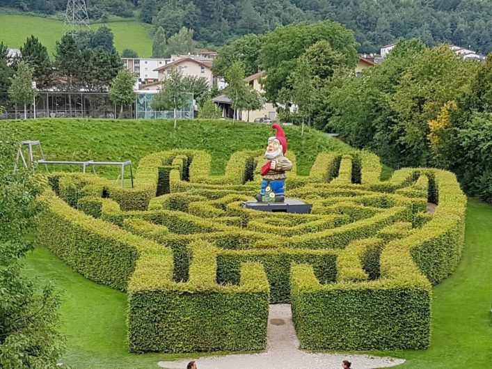 Riesenzwerg mit Irrgarten im Außenbereich der Swarovski Kristallwelten in Wattens