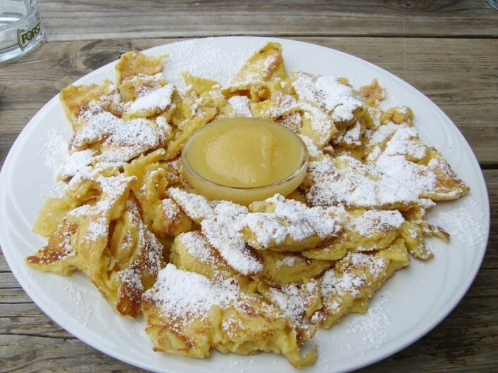 Kaiserschmarrn mit Apfelmus auf der Alm im Meraner Land