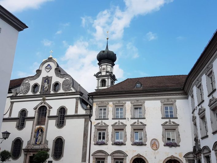 Blick auf die Fassade des Kloster Herz Jesu in Hall in Tirol