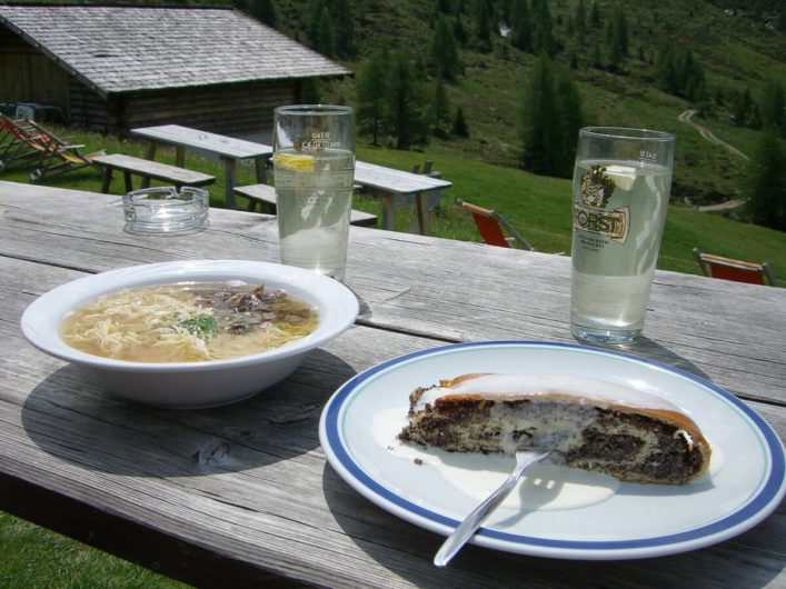 Nudelsuppe und Mohnstrudel als Brotzeit auf der Alm im Meraner Land