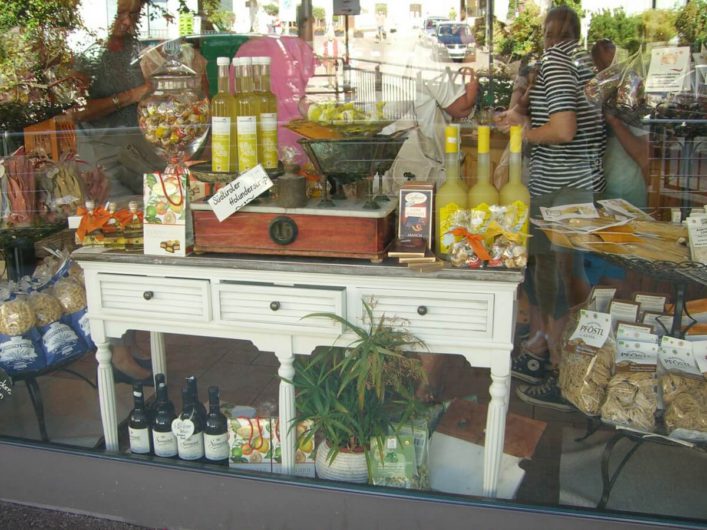 Blick auf das Schaufenster des Feinkostbereichs von Pföstl in Schenna im Meraner Land