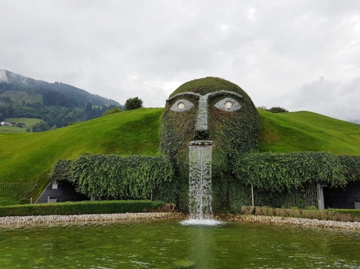 Blick auf den wasserspeienden Riesen in den Swarovski Kristallwelten