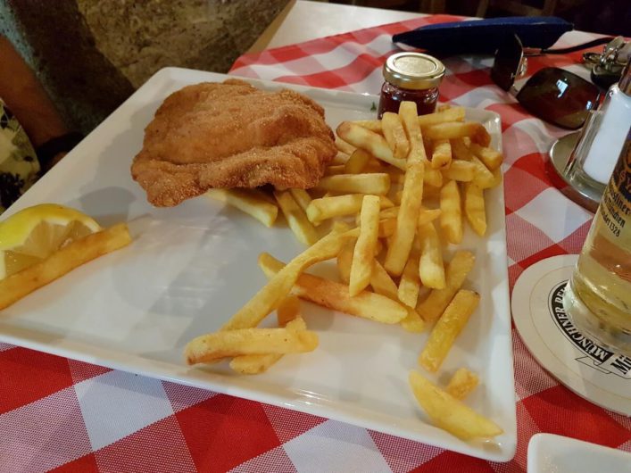 Wiener Schnitzel beim Augustiner Bräu Keller in Hall in Tirol