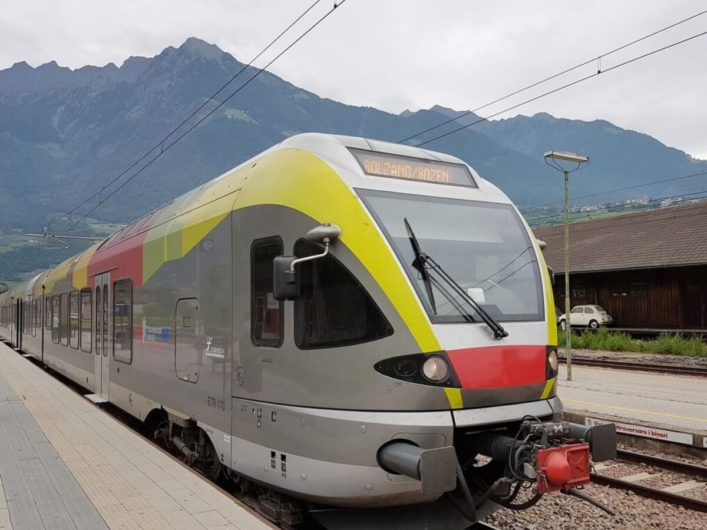 ein Zug der Vinschger Bahn im Bahnhof von Meran