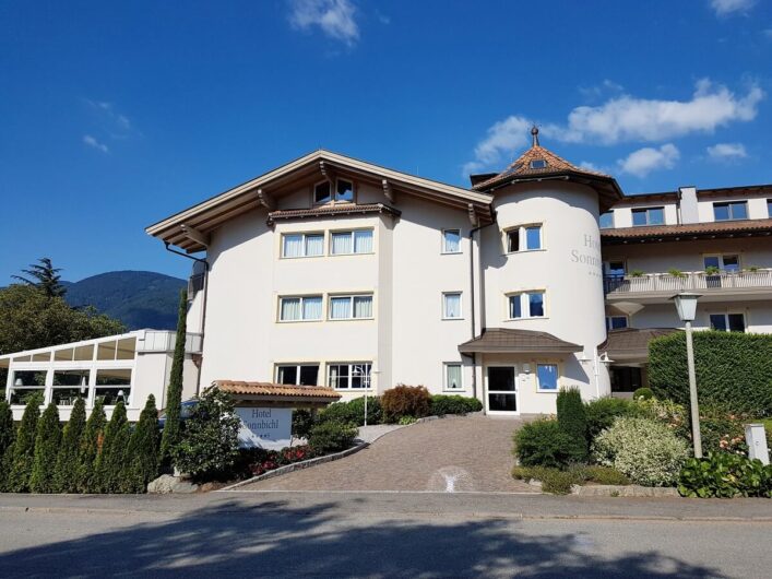 Eingangsbereich des Hotel Sonnbichl in Dorf Tirol