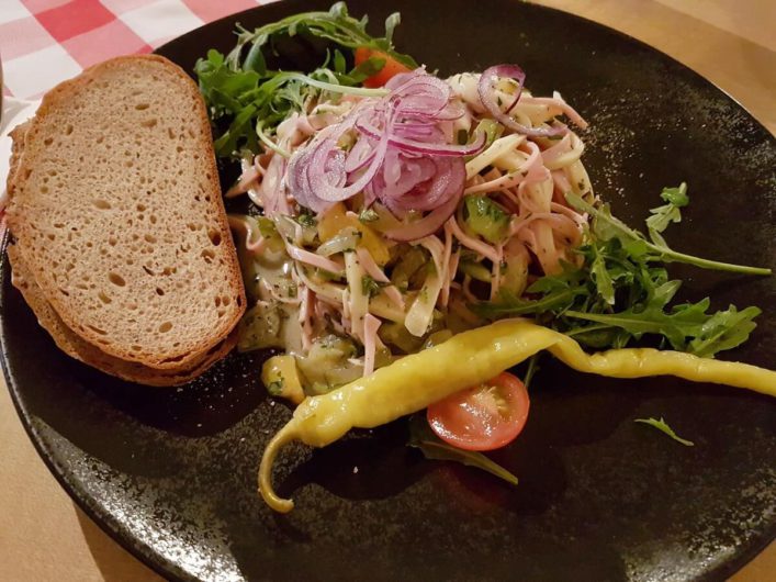 Wurstsalat im Augustiner Bräu Keller in Hall in Tirol