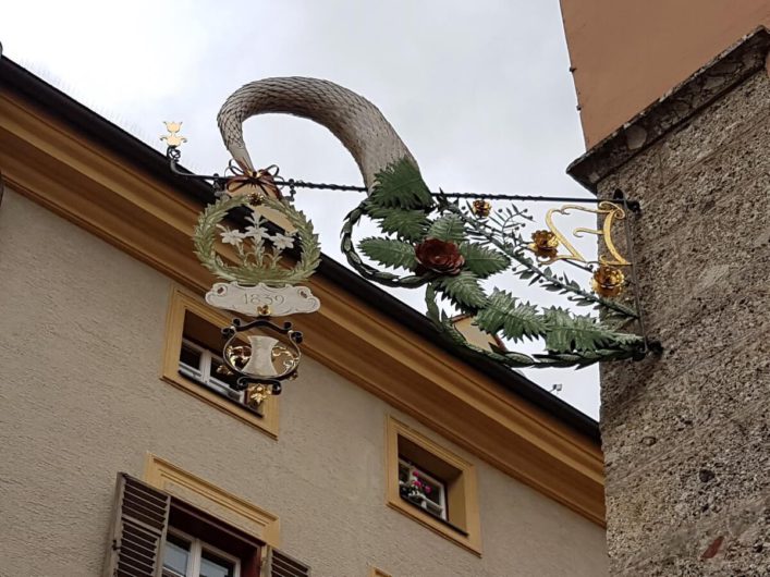 Zunftschild an der Fassade eines Hauses in Hall in Tirol