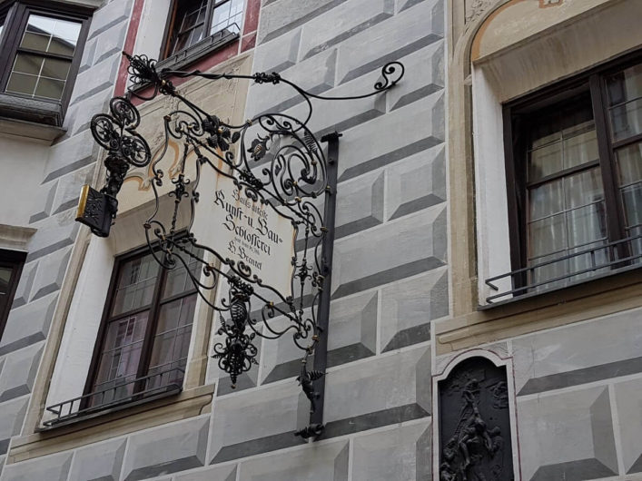 Zunftschild an einem Haus in der Altstadt von Hall in Tirol