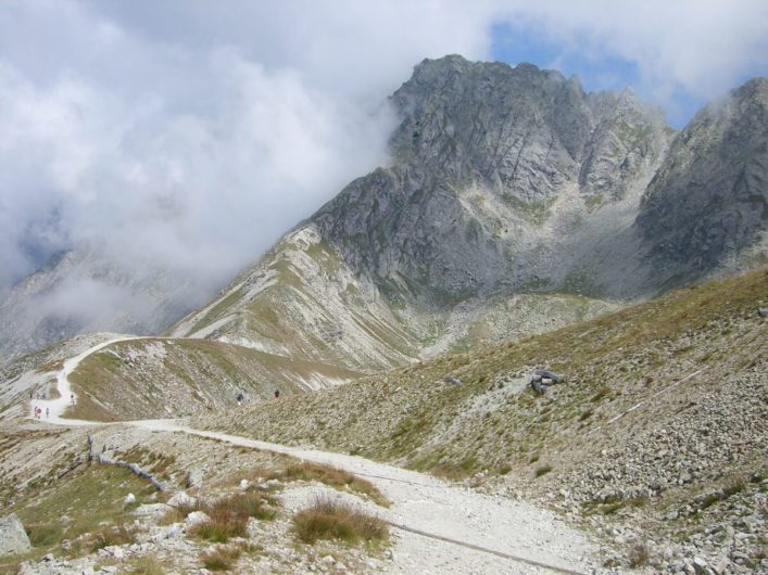 Wanderweg hinauf zur Kuhleitenhütte mit Blick auf die schroffen Gipfel der Umgebung