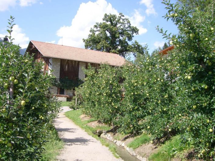 Brunjaunhof am Schenner Waalweg der mitten durch die Apfelgärten hindurchführt