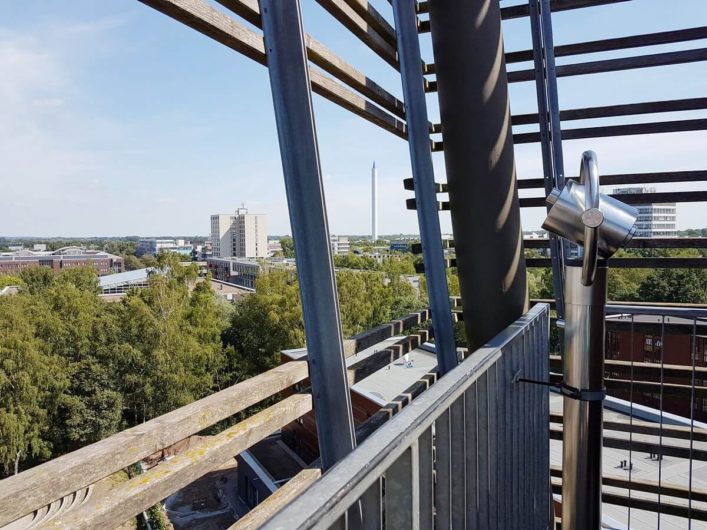 Blick vom Turm der Lüfte im Universum Bremen Richtung Fallturm