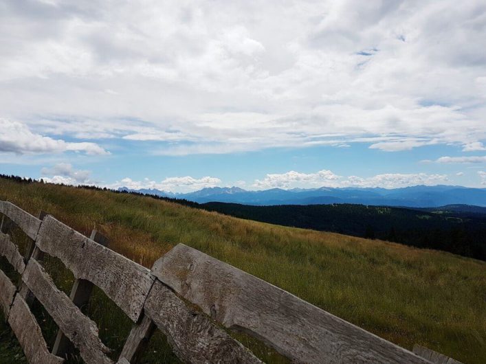 Fernblick in die Dolomiten kurz vor der Vöraner Alm