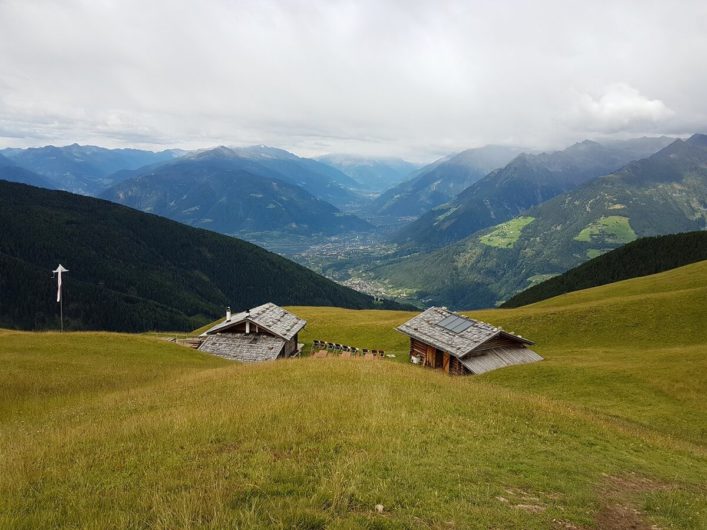 Blick über die Assen Hütte und die Südtiroler Bergwelt Richtung Vinschgau