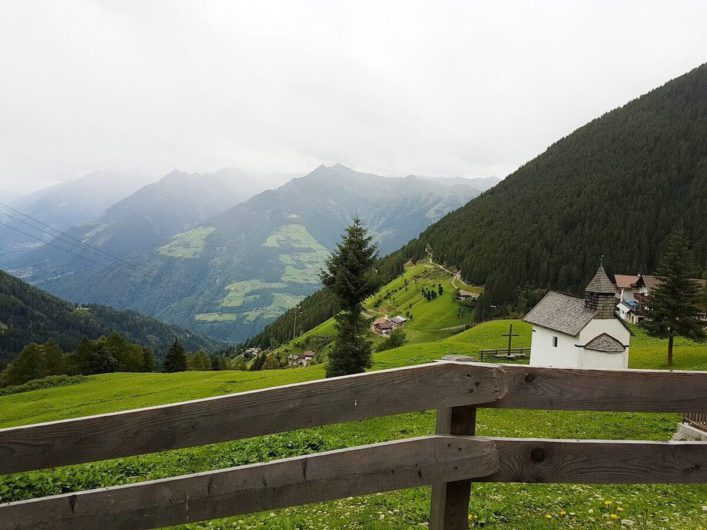 Kapelle in Videgg und Blick Richtung Hochmuth in Dorf Tirol