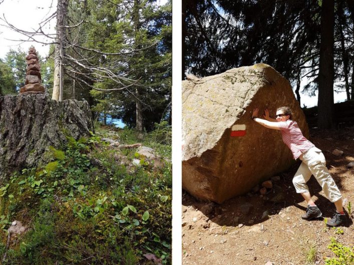 Steinpyramiden und ein riesiger Steinblock am Wegesrand