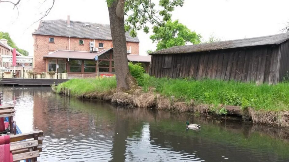 Kahnfahrt vorbei an Gasthaus in Schlepzig