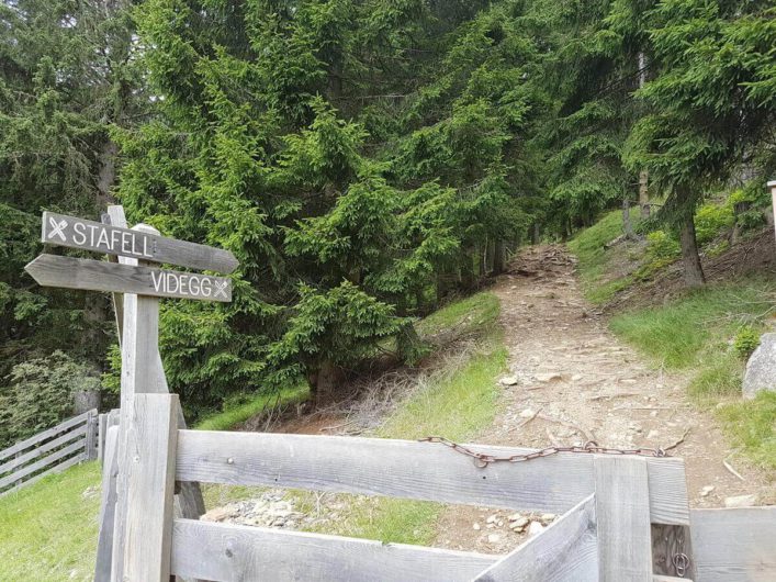 Wanderwegweiser zur Stafellhütte und nach Videgg