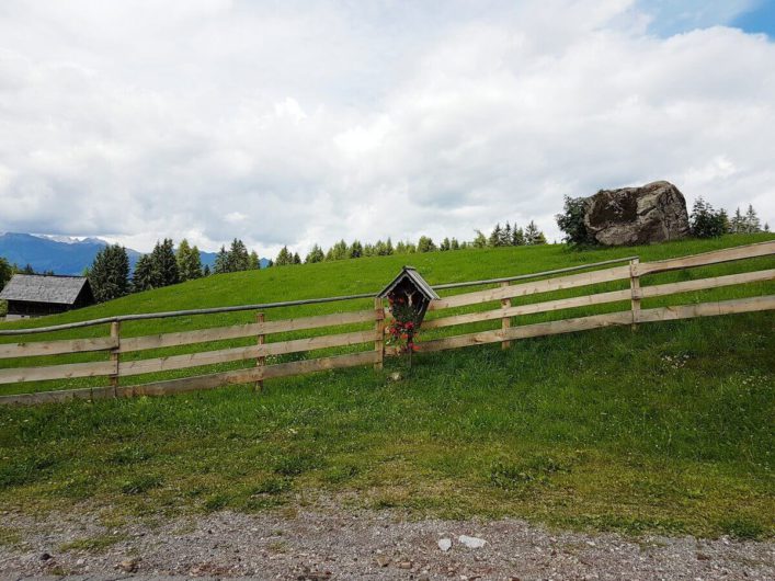 Kreuz am Wegesrand hinter der Leadner Alm