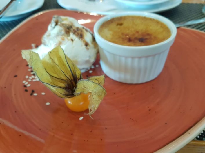 Lavendelcreme Brulée im Restaurant Campus in Bremen