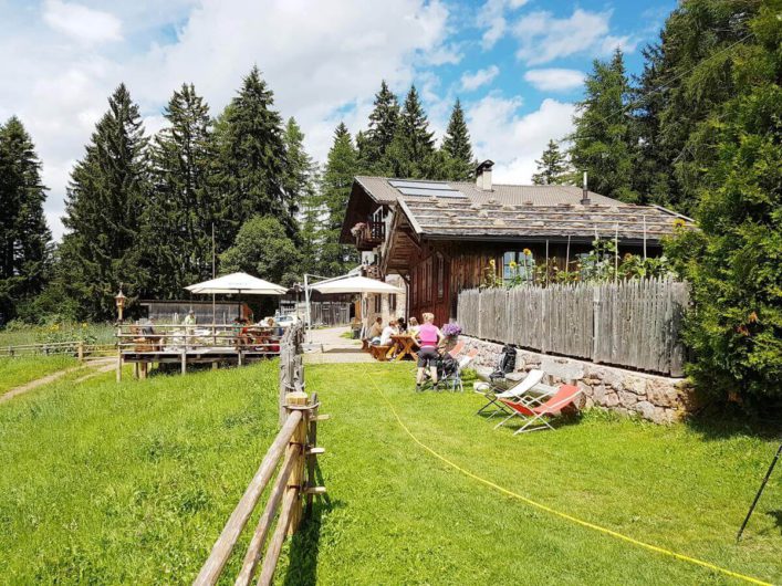 Liegestühle vor der Leadner Alm