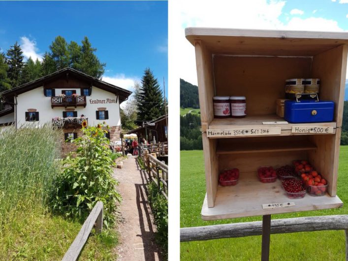 Blick zurück auf die Leadner Alm und Verkaufsstand mit Hofprodukten