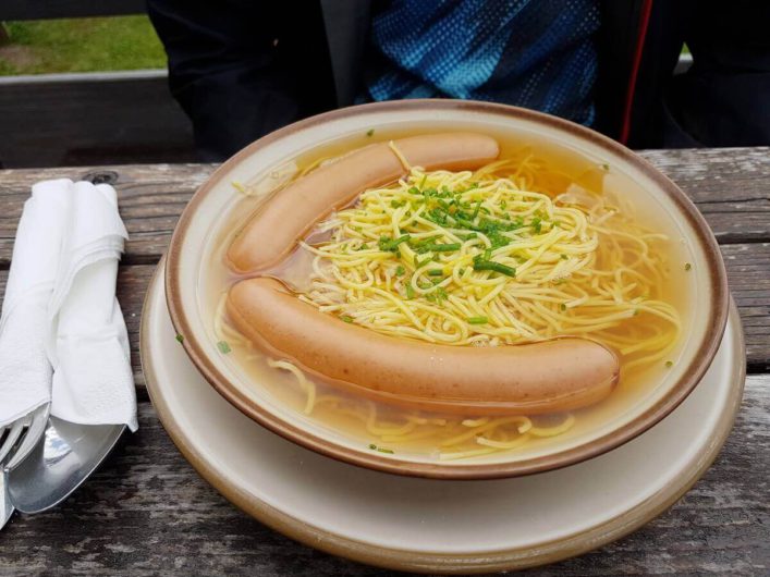 Nudelsuppe mit Wurst auf der Vöraner Alm